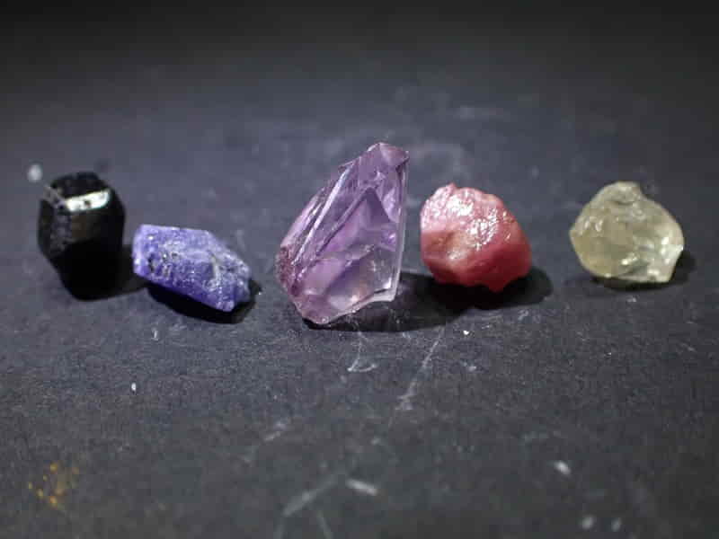 Mix drahých kamenů a minerálů
