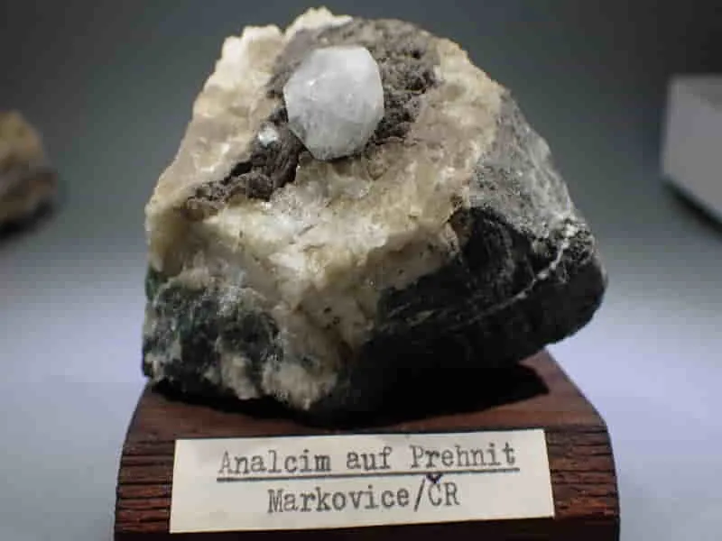 Analcim na prehnitu Markovice 70x55x50mm