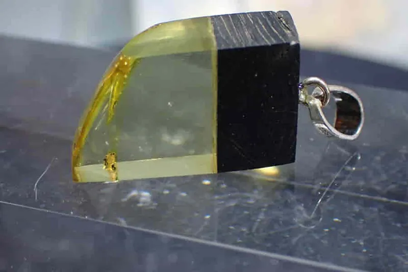 Jantarový přívěšek  24x12x6mm