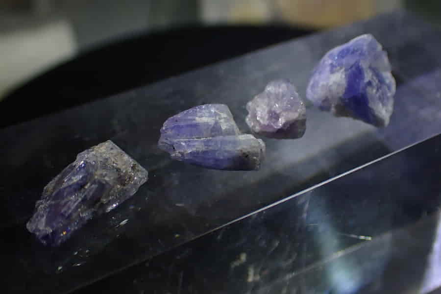 Tanzanit krystaly set 4 kusy