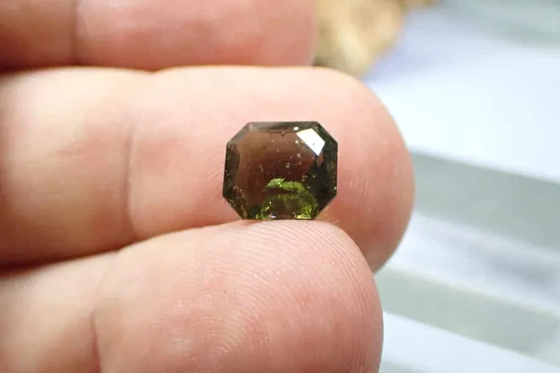 Broušený vltavín osmistěn 10x8mm 2,4ct